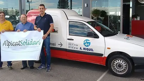 El director de tallers A. Miquel lliura el vehicle a Alpicat Solidari