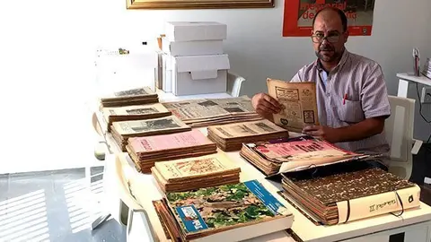 Josep Segura classificant les publicacions donades per Josep Vallverdú a l'Espai Macià