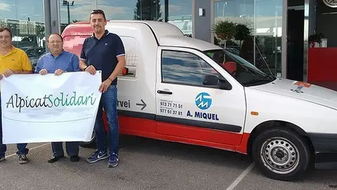El director de tallers A. Miquel lliura el vehicle a Alpicat Solidari