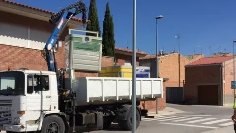 Els operaris descarreguen els nous contenidors de recollida selectiva a Juneda
