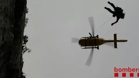 Imatge del rescat a la roca de Narieda.