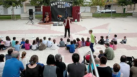 Festidamon en un dels espectacles infantils a la plaça de l'Església de Sidamon