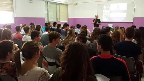 Oscar Gallinat dirigeix les xerrades als alumnes dels Instituts