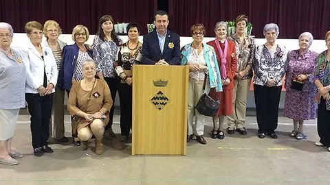 L'alcalde Melcior Claramunt i  les puntaires locals organitzadores de la Trobada de Miralcamp