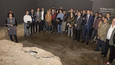 La canalera de l'Espai Cultural dels canals d'Urgell explica la visita a les autoritats