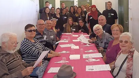 Els usuaris del Casal de la gent gran visiten  l'INS Mollerussa