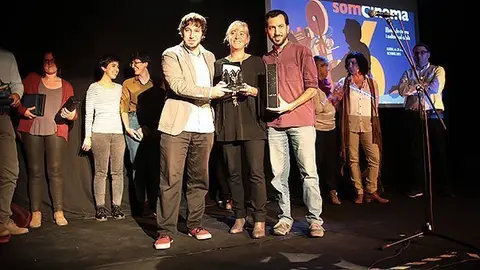 La directora de l'IEI Montse Macià lliura el Premi d'Arts Audiovisuals en el Som Cinema