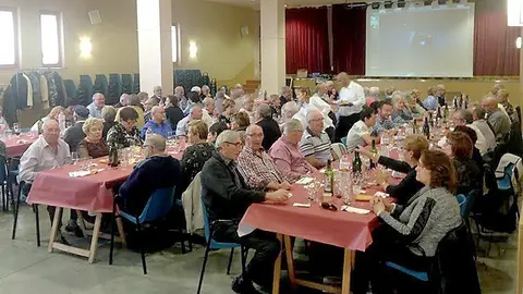 Els participants en la castanyada de l'Associació Sant salvador de Fondarella