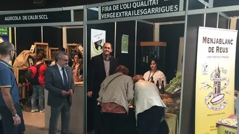 Visitants a l'estand a Barcelona de la Fira de l'Oli i les GarriguesT