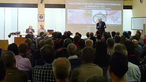 Gay de Liébana, Alerta de la concentració d'ocupació en el sector serveis.