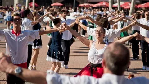Concurs de Colles sardanistes a la plaça del Mercadal de Balaguer