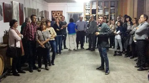 IvanEgea exposant els seus treballs a la Vinya els Vilars d'ArbecaT