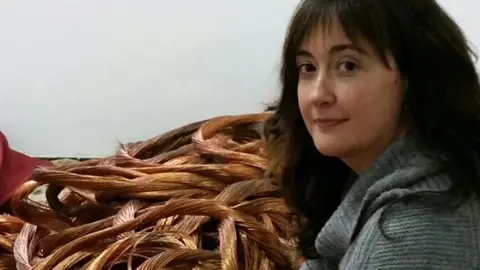 L'alcaldessa de l'Albi, Anna Feliu, amb el coure dipositat al consistori garriguencTT