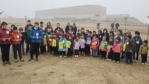 Els alumnes de l'escola l'Estel fan lectura de diferents escrits dediats als arbres