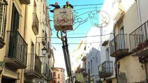 Instal·lació de l'enllumenat de Nadal 2015 a les BorgesT