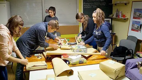 Voluntaris de Ceu Roja preparen les joguines de la campanya del 2014