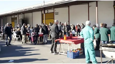 <p>L'esmorzar popular celebrat a la Cooperativa de Sant Isidre. Foto. Pilar RebellonT</p>