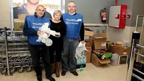 El voluntaris informaven als clients en el supermertat Plus Fresc de Mollerussa