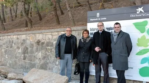 La diputada Mora, l'alcalde Simó i el represntant de la Caixa han visitat els treballs de millora a Arbeca,