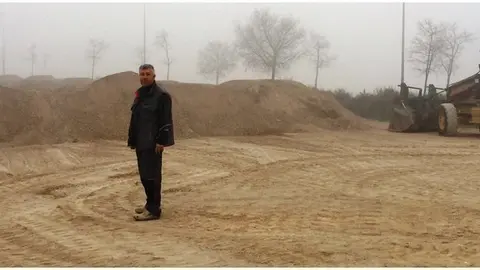 Daniel Not amb els àrids per arranjar els camins dels Bessons a les BorgesT