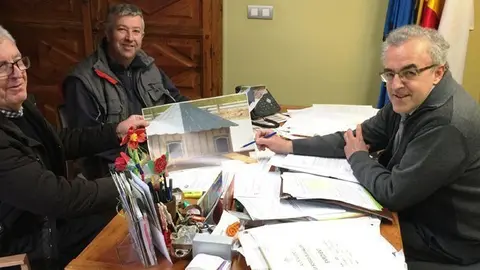 Josep Domènech explicant els resultats del procès participatiu sobre el Terrall a l'alcalde de les BorgesT