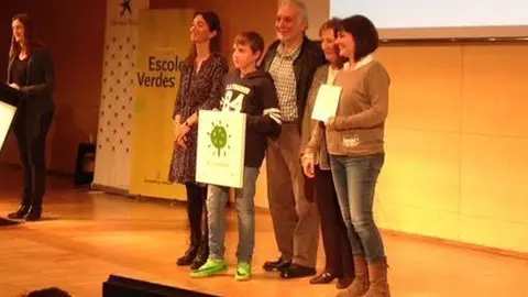 El Col·legi Mare de Déu de Montserrat de les Borges recollint el distintiu que l'acredita com a Escola Verda