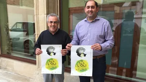 L'alcalde i el regidor de les Borges presentant el cartell oficial de la 53a Fira de l'Oli i les Garrigues