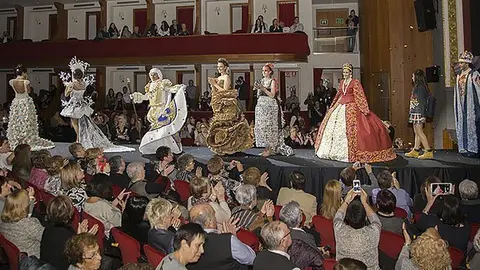Els vestists guanyadors del Concurs Nacional de Vestits de paper de Mollerussa 2015