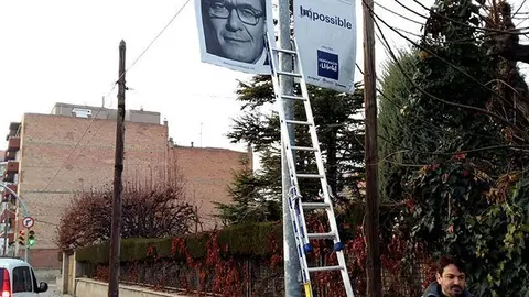 La Brigada despenja els cartells de DiLL que ocupaven l'espai d'ERC