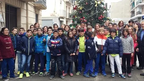Els alumnes de l'Escola Joan XXIII després de penjar els seus desitjos a l'Arbre de Nadal de les BorgesT