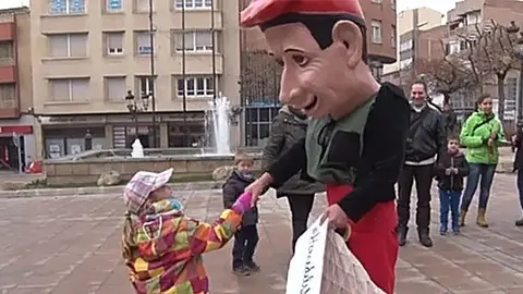 L&#39;Home dels Nassos saluda i reparteix caramels als infants