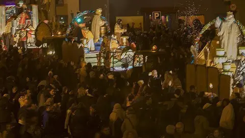 Les carrosses arriben a la plaça de l'Ajuntament