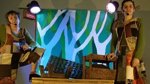 La companyia El Sidral, representant el seu espectacle de titelles 'L'aneguet lleig'T