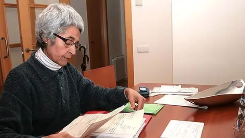 Silvia Helas revisa la documentació del seu cas