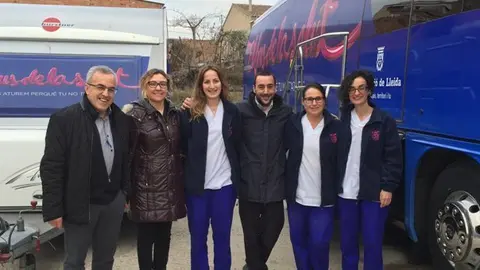L'alcalde i la regidora de les Borges amb el personal del Bus de la SalutTT