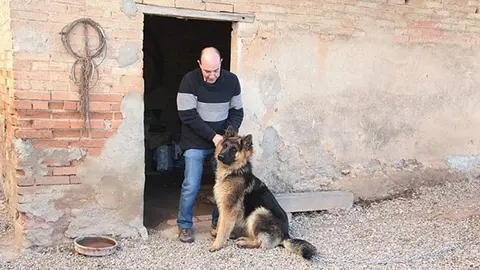 Rei amb Jaume Estany en la masia familiar