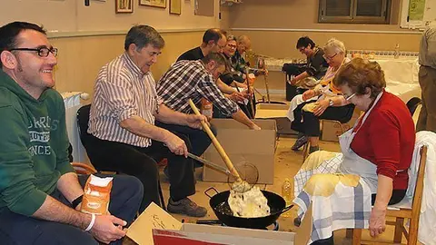 Els veíns de Castellnou de Seana prepares les Orelletes per Sant Blai