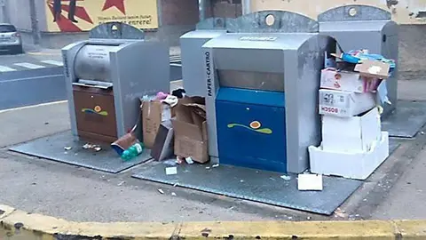 Brossa fora dels contenidors en una àrea d'aportació de la comarca