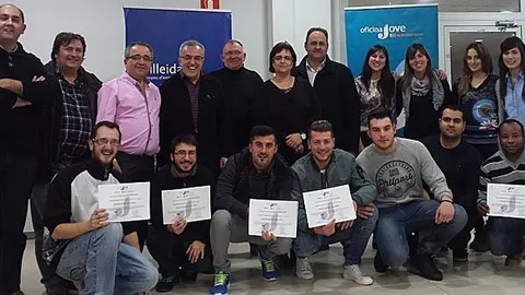 Entrega de diplomes als participants al programa 'Oportunitat Jove 2015' al CEI de les Borges Blanques portada