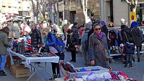 Les parades del Mercat de Rebaixes a la plaça Manel Bertrand