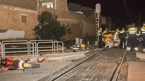 Els serveis d'emergències mèdiques evacuant al jove que va ser envestit