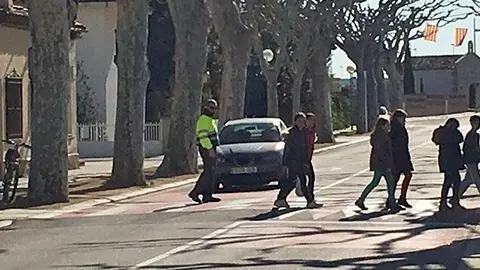 Un empleat municipal regula el trànsit en l'avinguda Sant Roc del Palau d'Anglesola