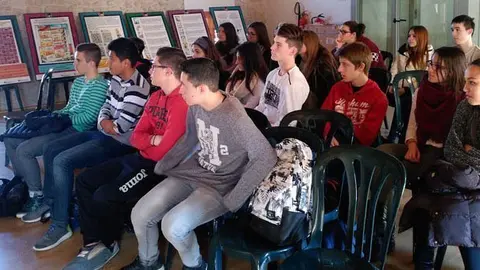 Els estudiants garriguencs visitant l'exposició 'Febre del divendres nit', a l'Oficina Jove portada