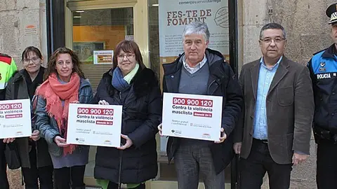 Els impulsors de la iniciativa davant la seu de Foment Targarí portgada