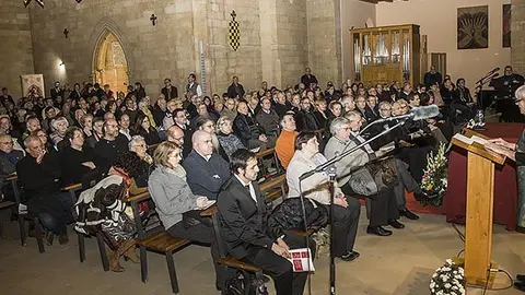 la directora de l'IEI Montse Macià presenta la ponència del Dr. Busqueta