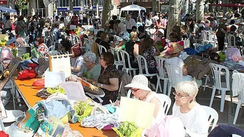 IMATGE D'ARXIU · Trobada de puntaires a Tàrrega en què se cediren taules i cadires portaeda