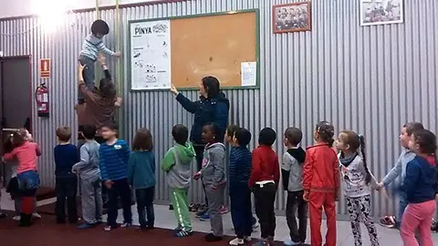 Els petits experimenten la sensació dels pilars castellers