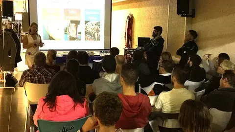 Els assistents a la conferència sobre la nutrició en el pàdel de competició