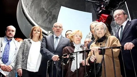 D'esquerra a dreta: el director del COU, la presidenta del Consell Comarcal de la Noguera, el conseller d'Empresa i Coneixement, dues germanes de Català i el president de la Diputació de Lleida, davant el telescopi Assumpció Català. Imatge del 4 de març de 2016. (Horitzontal)