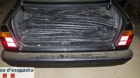 Imatge del maleter d'un cotxe d'alta gamma ple de trossos de cable telefònic, presumptament fruit d'un robatori a la Granadella. Imatge cedida el 6 de febrer del 2016 (horitzontal)